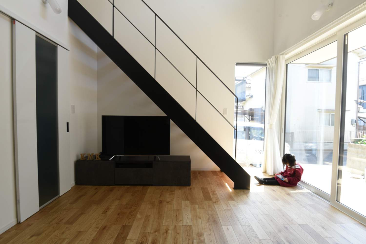 キッチンと階段の映えるコンパクトな家