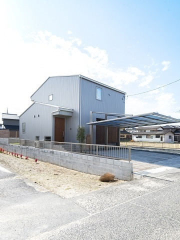 家族の居場所を分ける、ゆるやかなつながりのある総二階の家