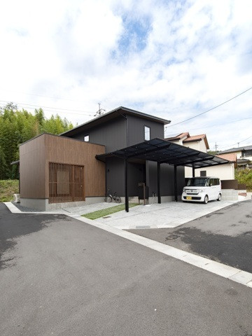 中庭のタイルデッキで友人と集う。
視線を気にせず空を楽しむプライベートな暮らし