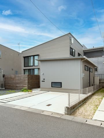３つの箱が重なった、ナチュラルテイストの家