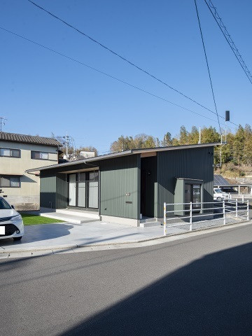 アウトドア好きのご夫婦が建てた、土間のある平屋