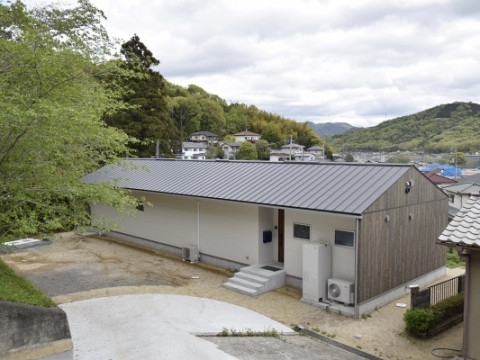 小高い丘に建つ平屋